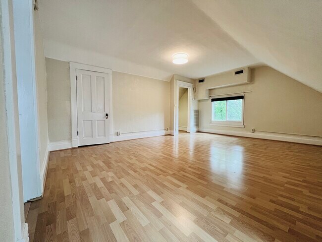 Amplio espacio habitable (vista alternativa) - 304 Cedar Lake Rd S