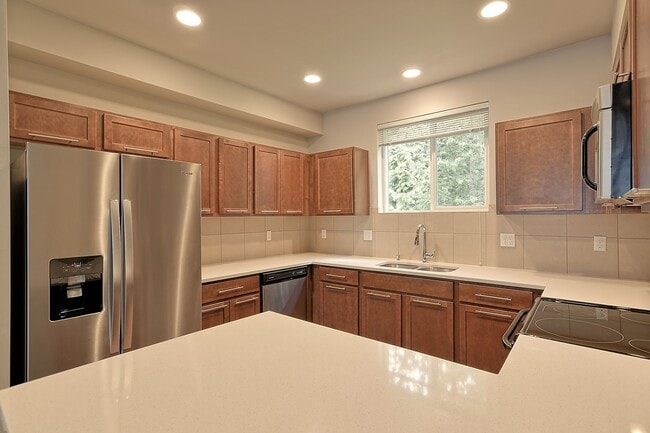 Foto del edificio - 4 Bdrm End Unit - Move In Special!