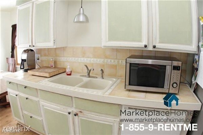 Foto del edificio - 21720 Orchard Lake Rd