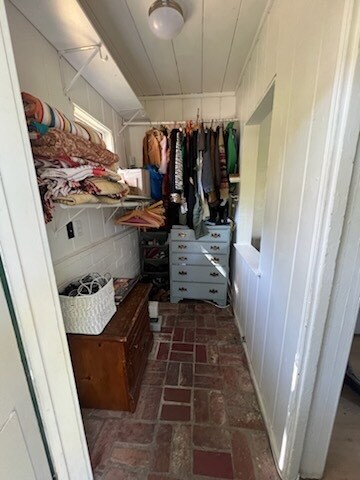 Uso del armario por parte del inquilino actual - 8467 Kirkwood Dr