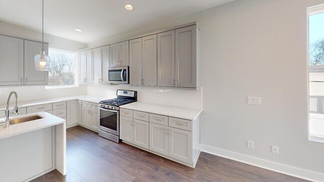 Building Photo - 3 story townhome in Seversville!