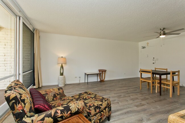 Building Photo - Waikiki 2 BD w/ Parking and Washer/Dryer i...