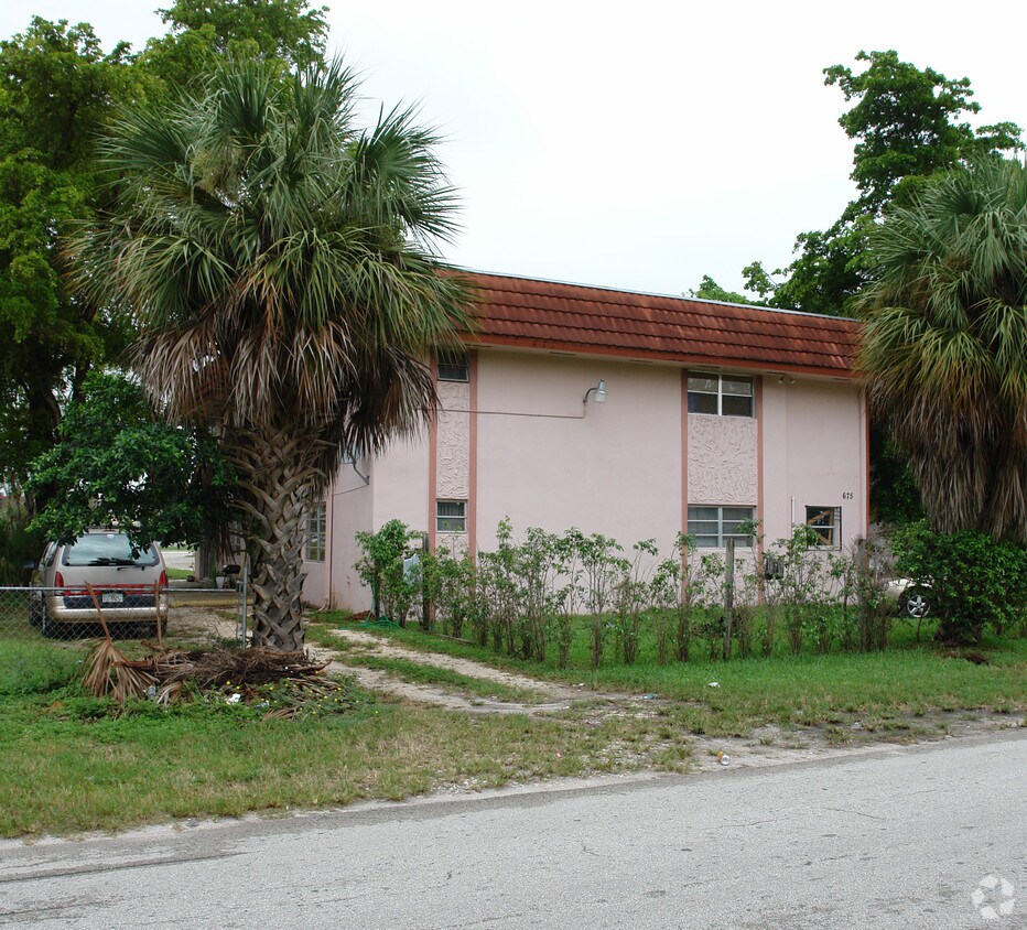 Foto principal - 675 NE 166th St
