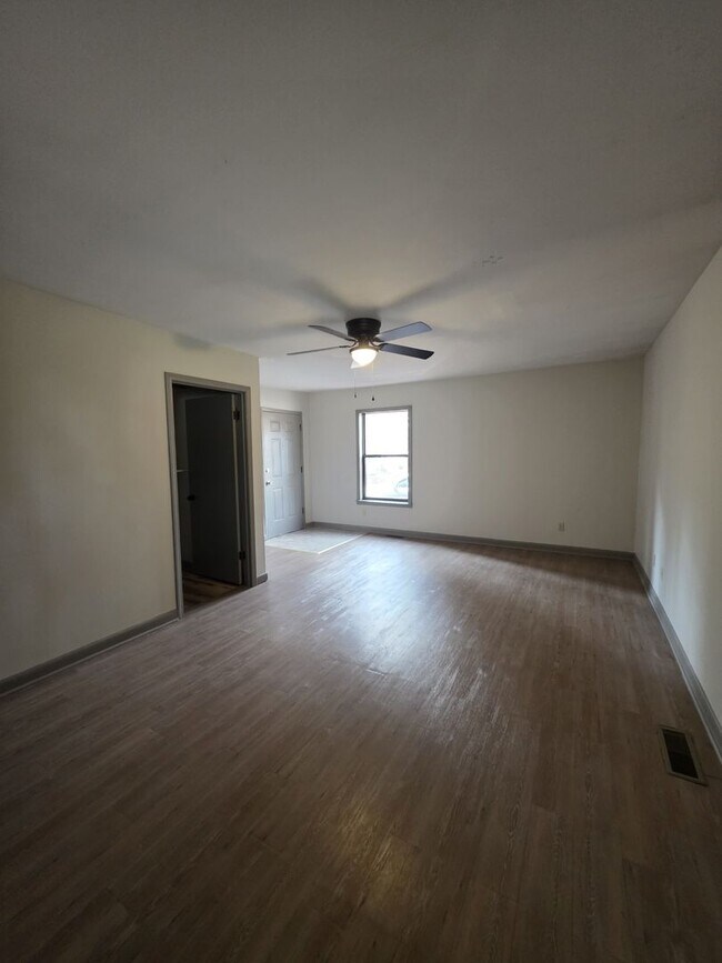 Building Photo - 668 Simpson St