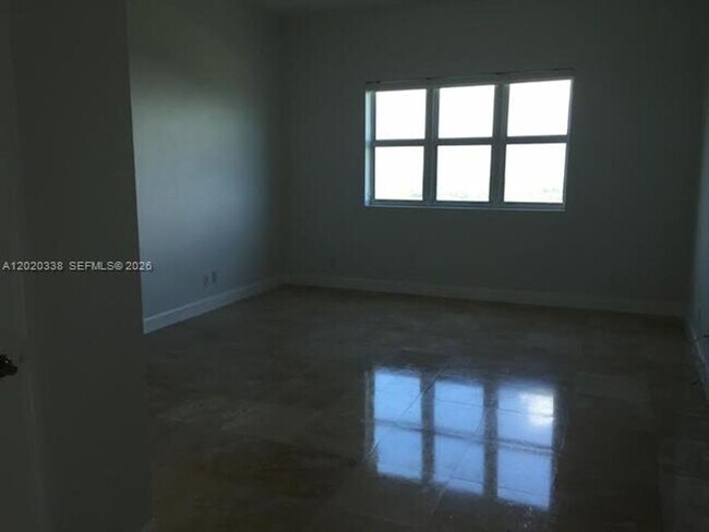 Foto del edificio - 14951 Royal Oaks Ln
