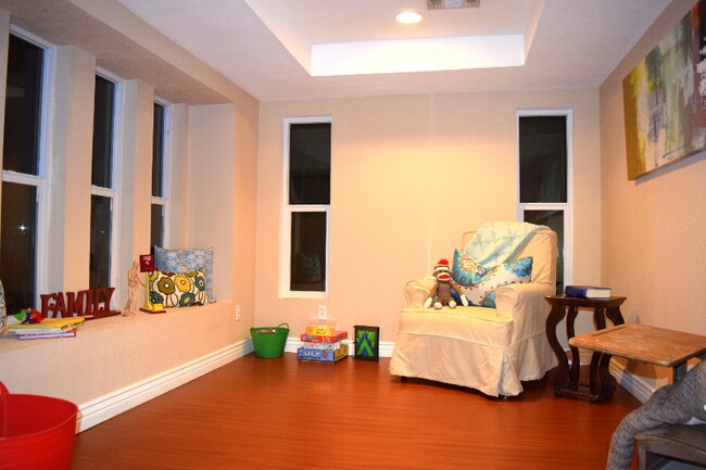 Foto del edificio - 2318 E Flower St