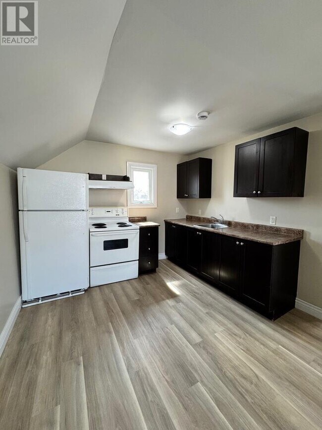 Photo du bâtiment - 1 Bedroom Upper-Level Unit – Laundry Hooku...
