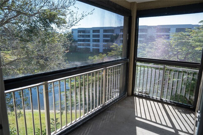 Foto del edificio - 1865 Palm Cove Blvd