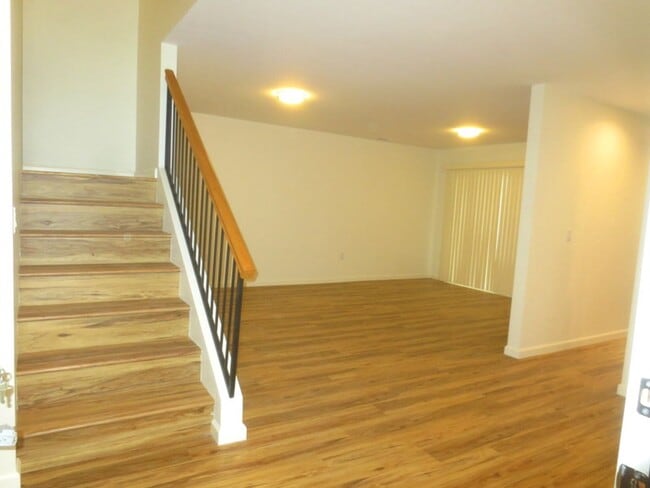 Building Photo - Newly Remodeled 4 bd Bay Terrace Townhome