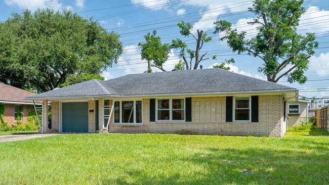 Building Photo - 2206 Stonecrest Dr
