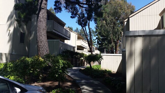 Building Photo - 3009 Kaiser Dr