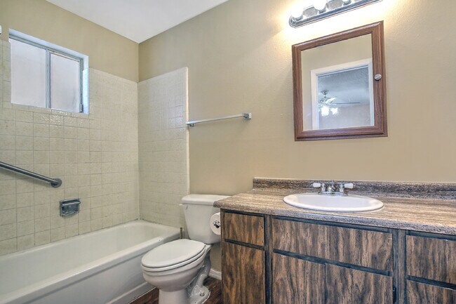 master bath - 601 W 8th Ave