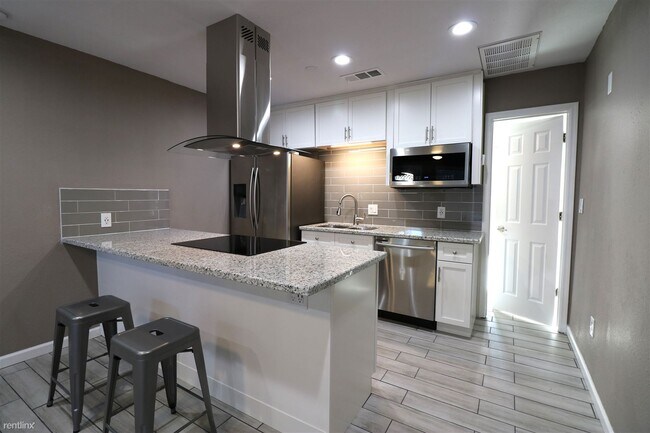 Building Photo - 1 br, 1 bath 4plex - 101 North Oak Street #A