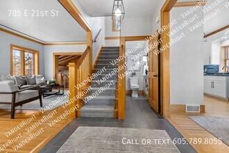 Building Photo - 705 E 21st St