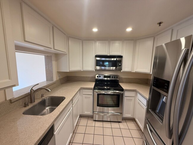 Foto del edificio - LARGE TWO BEDROOM TWO AND HALF BATH, QUAIL...