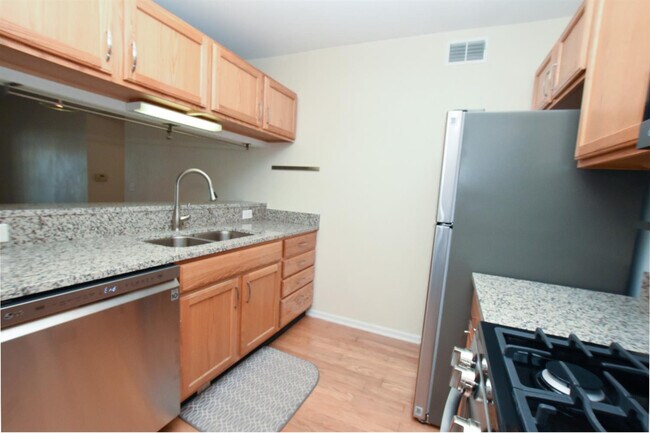 Building Photo - 2790 S Knightsbridge Cir