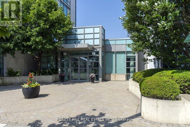 Building Photo - 3830-3830 Bathurst St