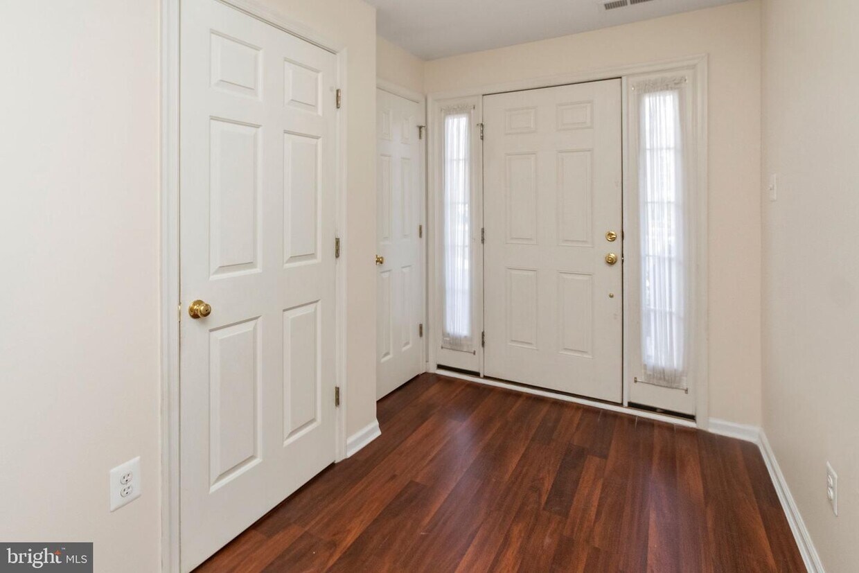 Foto principal - 607 Village Ct