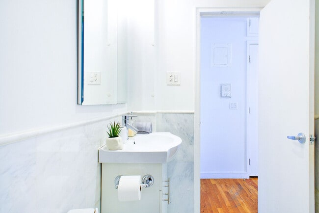 Photo - 149 E 62nd St Apartment