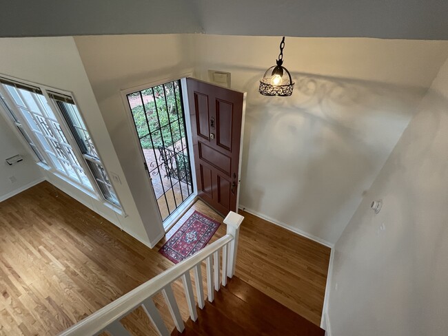 Entry - 1048 Masselin Ave