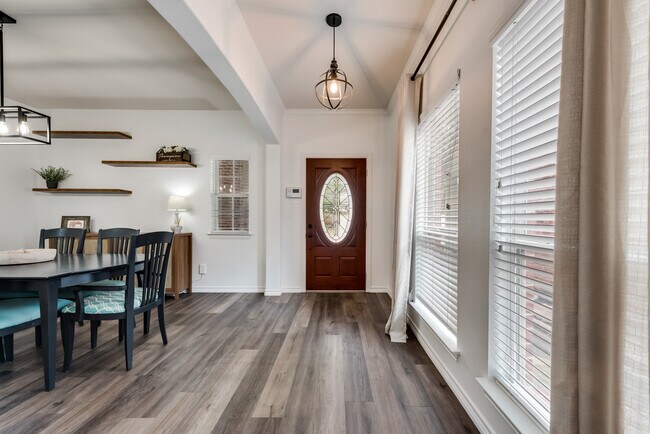 Building Photo - 430 Marshall Way