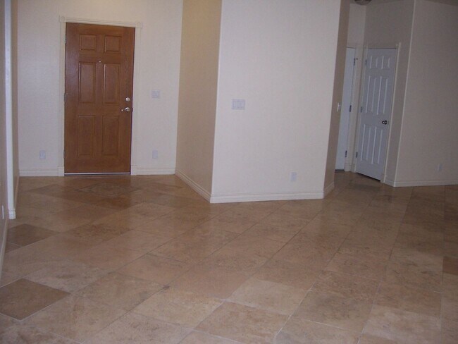 Building Photo - 2 STORY TOWNHOME IN GATED COMMUNITY