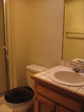 Building Photo - 824 SE Jensen St