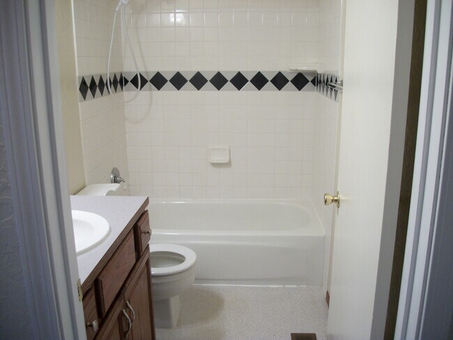 Foto del edificio - 2 Bedroom Home with Large Fenced Yard in T...