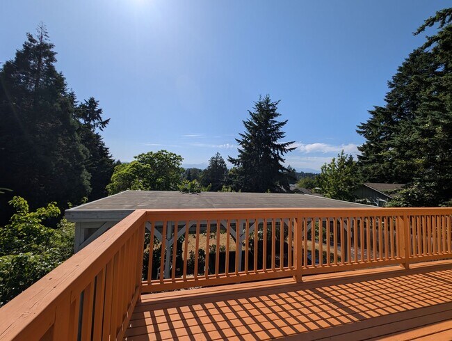 Building Photo - Beautiful East Bremerton Home with a View