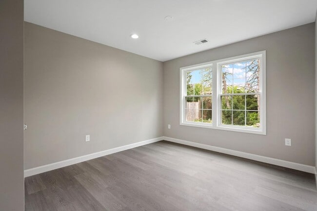 Foto del edificio - 2253 Papermill Rd