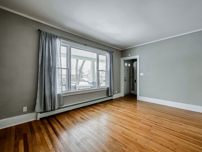 Foto del edificio - Fully Remodeled 2-Bed Duplex in Dearborn!