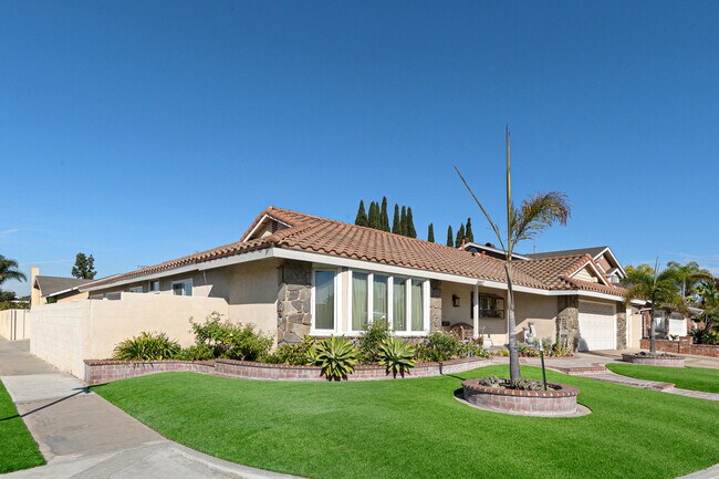 Beautifully Landscaped Front and Back - 11667 Kirwin Cir