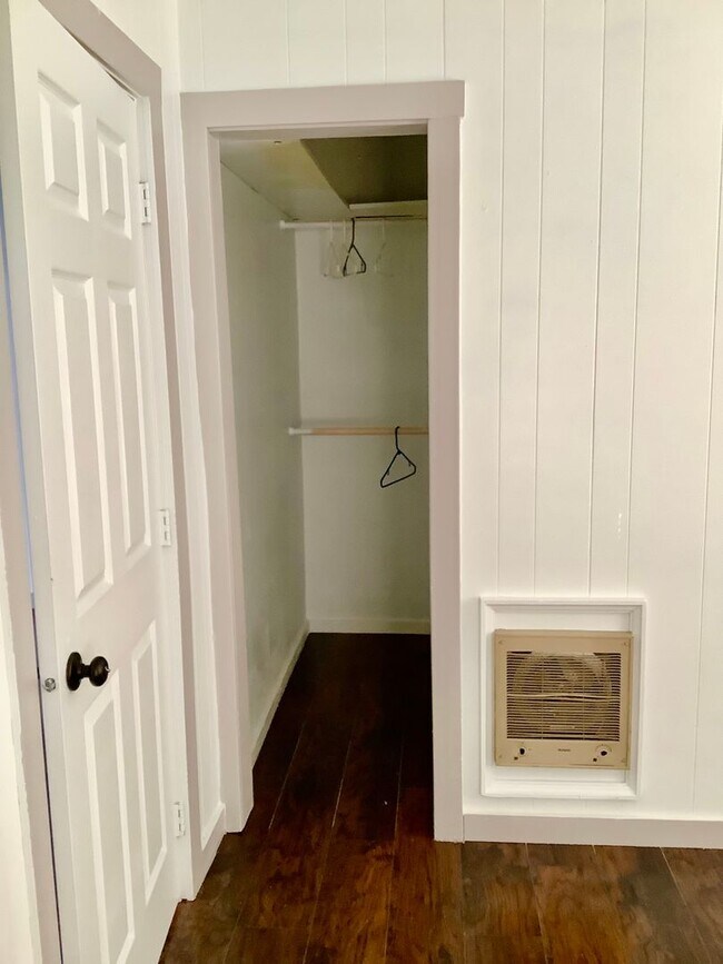 Building Photo - cute two bedroom
