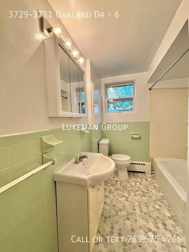 Foto del edificio - 3729-3731 Oakland Dr-6