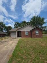 Building Photo - 102 Willow Creek Dr