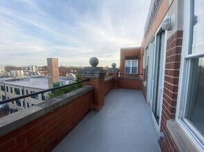 Building Photo - 3550 W Montrose Ave