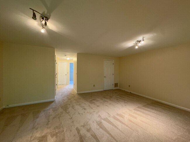 Foto del edificio - Charming 4 Bedroom/3.5 Bathroom Townhome in Cedarwood Estates, Pikesville, MD!
