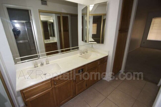 Foto del edificio - 925 N College Ave