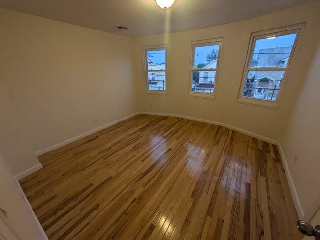 Building Photo - 437 Elm St