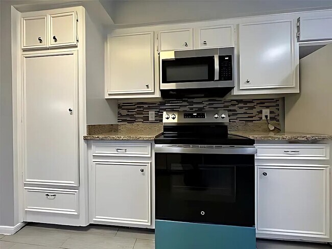 Foto del edificio - 7918 Midland Forest Dr