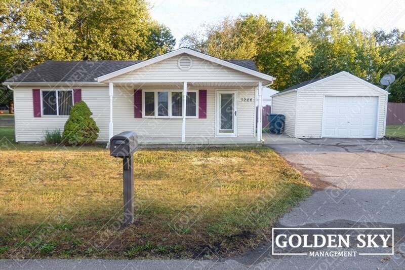 Primary Photo - 3200 E Race St