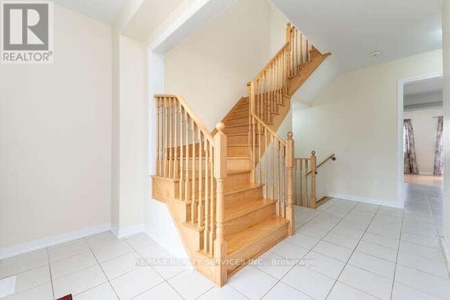 Building Photo - 203 HUNTINGFORD Trl