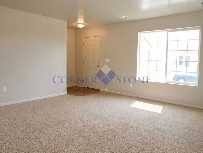 Foto del edificio - Large 4 Bedroom Home with Garden space, Basketball Court, Close to park!