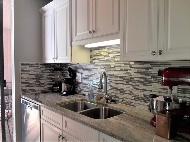 Building Photo - Turnkey furnished 1 bedroom condo on Siest...