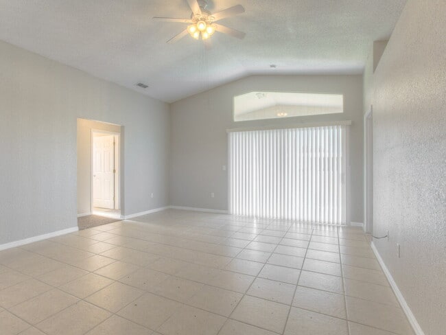 Building Photo - 4944 Palm View Dr N