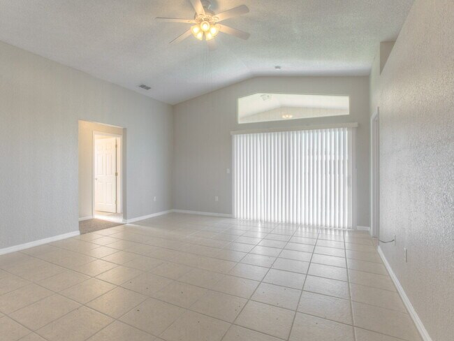 Foto del edificio - 4944 Palm View Dr N