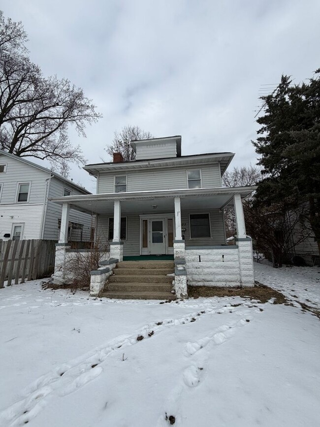 Building Photo - 1205 E Converse St