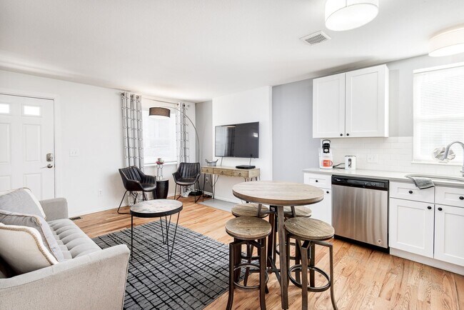 Foto del edificio - Beautiful 2 Bed 1 Bath Home in a Great Loc...