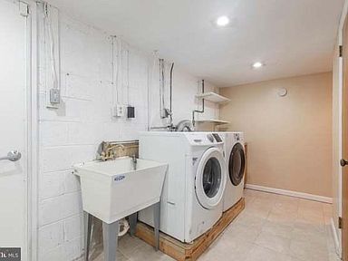 Primary Photo - 915 E Sydney St