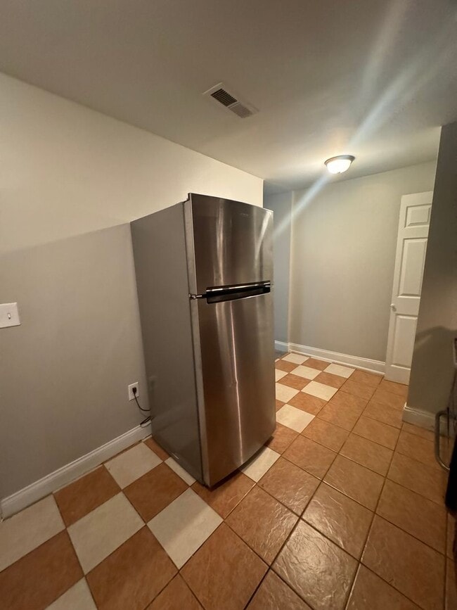 Building Photo - 2405 Barclay St